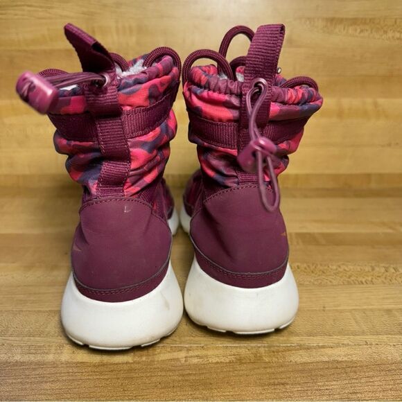 Women's Nike Roshe One Hi Print Sneakerboots, SAMPLE Size 7 Deep Garnet Berry - Picture 4 of 6